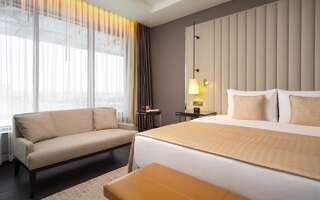 Отель DoubleTree by Hilton Минск Минск Люкс с кроватью размера "king-size" и видом на реку-2