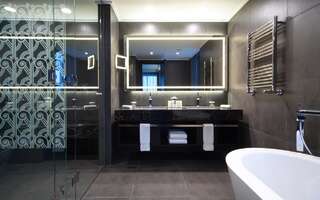 Отель DoubleTree by Hilton Минск Минск Люкс с кроватью размера «king-size»-3