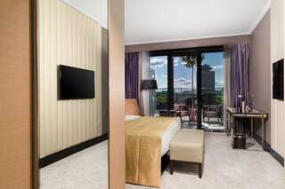 Отель DoubleTree by Hilton Минск Минск Номер с кроватью размера «king-size» и террасой-3